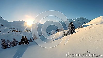 De sneeuw van het de winterlandschap behandelde over vlieg van de bergen de luchtmening stock video De sneeuw van het de winterlandschap behandelde over vlieg van de bergen de luchtmening stock video