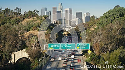 De snelweg die van Pasadena in het financiële centrum van Los Angeles van de binnenstad leiden stock footage De snelweg die van Pasadena in het financiële centrum van Los Angeles van de binnenstad leiden stock footage