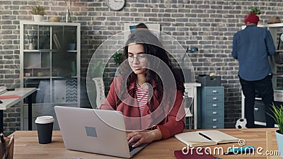 De uitzoomentime lapse die van jonge dame laptop in gedeeld bureau met behulp van concentreerde zich op baan stock video De uitzoomentime lapse die van jonge dame laptop in gedeeld bureau met behulp van concentreerde zich op baan stock video