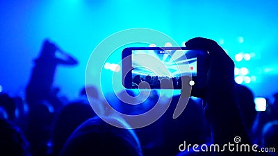 De ventilators die hun handen golven en houden de telefoon met digitale vertoningen stock footage De ventilators die hun handen golven en houden de telefoon met digitale vertoningen stock footage
