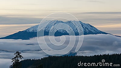 De video van de tijdtijdspanne van witte wolken over sneeuw behandelde MT St Helens in WA-staat 4k stock videobeelden De video van de tijdtijdspanne van witte wolken over sneeuw behandelde MT St Helens in WA-staat 4k stock videobeelden