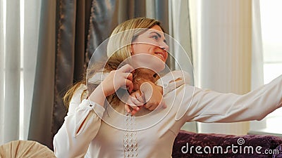 De vrije tijd die van het het jonge geitjeouderschap van het familiemamma selfie stellen stock footage De vrije tijd die van het het jonge geitjeouderschap van het familiemamma selfie stellen stock footage