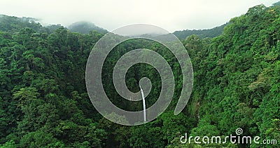 De waterval van de fortuin in het regenwoud bij arenal vulcano in costa rica midden - amerika. prachtig natuurlandschap stock footage De waterval van de fortuin in het regenwoud bij arenal vulcano in costa rica midden - amerika. prachtig natuurlandschap stock footage
