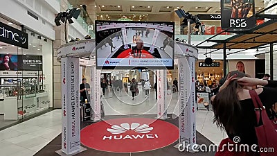 De winkel van de Huaweiervaring bij wandelgalerij in Roemenië De winkel van de Huaweiervaring bij wandelgalerij in Roemenië