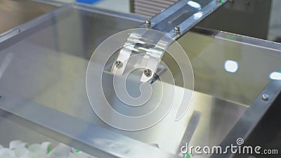 De witte plastic flessendeksels worden gevoed in de vultrechter door middel van een pneumatische voeder stock videobeelden De witte plastic flessendeksels worden gevoed in de vultrechter door middel van een pneumatische voeder stock videobeelden