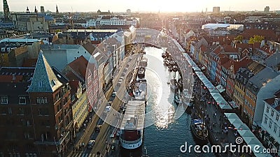 De zonsonderganglengte van Amzingsbacklight van Kopenhagen, Denemarken brug in Nieuw de Havenkanaal van Nyhavn en vermaakdistrict stock footage De zonsonderganglengte van Amzingsbacklight van Kopenhagen, Denemarken brug in Nieuw de Havenkanaal van Nyhavn en vermaakdistrict stock footage