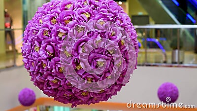 Decoración De Flores Artificiales En La Forma De Una Bola En Luz Artificial  Metrajes - Vídeo de elegante, flora: 144270014