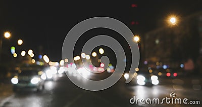 Defocused светофоры ночи Автомобили Bluured освещают разделять в 2 потоках, лоток выведенный отснятый видеоматериал сток-видео Defocused светофоры ночи Автомобили Bluured освещают разделять в 2 потоках, лоток выведенный отснятый видеоматериал сток-видео