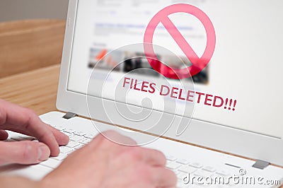 Deleted files icon on a laptop computer screen Stock Photo