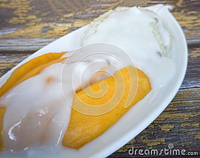 Delicious sticky rice with mango drench in sweeten coconut milk Stock Photo