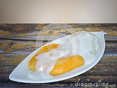 Delicious sticky rice with mango drench in sweeten coconut milk Stock Photo