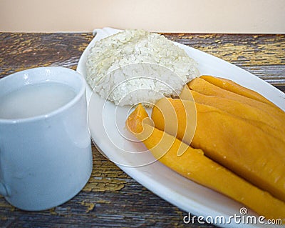 Delicious sticky rice with mango drench in sweeten coconut milk Stock Photo