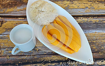 Delicious sticky rice with mango drench in sweeten coconut milk Stock Photo