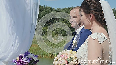 In den Liebespaaren auf Hochzeitszeremonie stock footage In den Liebespaaren auf Hochzeitszeremonie stock footage