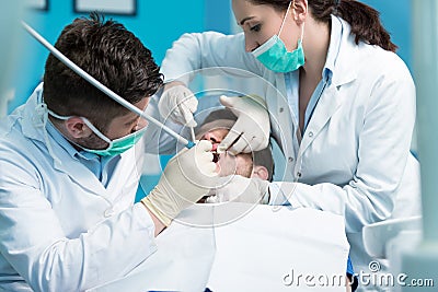 Dentistry education. Male dentist doctor teacher explaining treatment procedure. Stock Photo