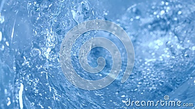 Dentro di un vetro di acqua frizzante con spruzza il macro colpo con la macchina fotografica del movimento lento archivi video Dentro di un vetro di acqua frizzante con spruzza il macro colpo con la macchina fotografica del movimento lento archivi video