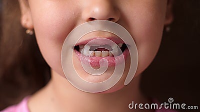 Bebe Mordant Souris Sans Dents Une Dent Vacillante Couper La Dent Racinaire Langue Dans Le Trou Entre Les Dents Banque De Videos Video Du Personne Bonheur