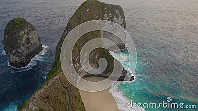 Der Blick auf den so genannten Tyrannosaur-Felsen am Kelingking Beach, Nusa Penida, Indonesien Der berühmte Touristenort stock video footage Der Blick auf den so genannten Tyrannosaur-Felsen am Kelingking Beach, Nusa Penida, Indonesien Der berühmte Touristenort stock video footage