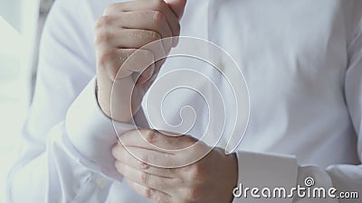 Der Bräutigam ist befestigen die Knöpfe auf seinem Hochzeitshemd stock video Der Bräutigam ist befestigen die Knöpfe auf seinem Hochzeitshemd stock video
