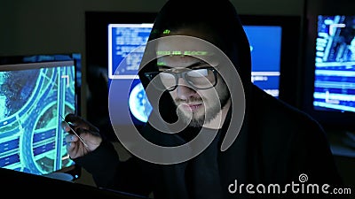 Der Computerhacker, der Geld mit gestohlener Bankkarte stiehlt, stehlen Finanzierung durch Internet, die Häcker, die versuchen, z stock video footage Der Computerhacker, der Geld mit gestohlener Bankkarte stiehlt, stehlen Finanzierung durch Internet, die Häcker, die versuchen, z stock video footage