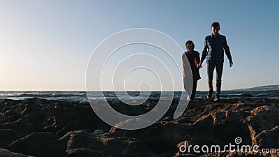 Silhouette Junger Romantischer Paare Steht Bei Sonnenuntergang Am Strand Der Mensch Halt Seine Geliebte Frau In Der Hand Spricht Stock Footage Video Von Sonnenuntergang Romantischer 157