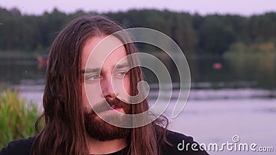 Der Mensch denkt über Probleme nach und die richtige Idee kommt zu ihm stock video footage Der Mensch denkt über Probleme nach und die richtige Idee kommt zu ihm stock video footage