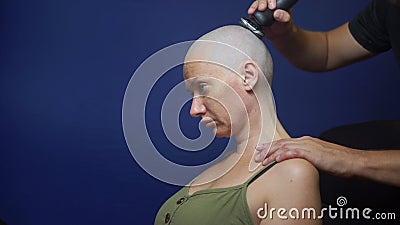 Frau rasiert sich glatze