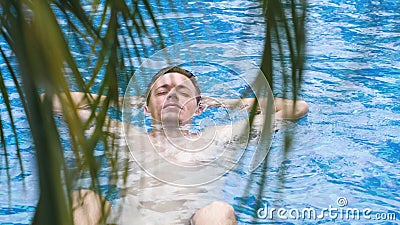 Beobachte zwei rothaarige Lesben am Pool Beobachte zwei rothaarige Lesben am Pool