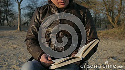 Der Porträtbehinderter, behindert liest Bibel, männliches ungültiges auf Rad stock video Der Porträtbehinderter, behindert liest Bibel, männliches ungültiges auf Rad stock video