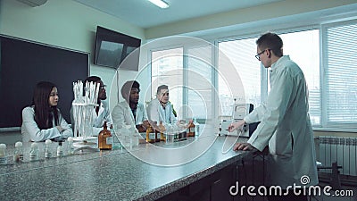 Der Tutor, der Chemie erklärt stock video footage Der Tutor, der Chemie erklärt stock video footage