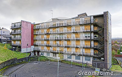 Derelict council flats in poor housing estate in Glasgow Stock Photo
