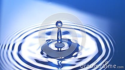 Descenso del agua que baja en el agua contra fondo azul, Descenso del agua que baja en el agua contra fondo azul,