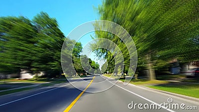 *Desfoque De Movimento Bêbado Versão Intoxicada* Dirigindo Estrada Residencial Com Árvores Lush Durante O Dia De Verão PDV do Pon filme *Desfoque De Movimento Bêbado Versão Intoxicada* Dirigindo Estrada Residencial Com Árvores Lush Durante O Dia De Verão PDV do Pon filme