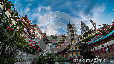 Desvio de 4 k do tempo de kek lok si vista templa com fogo de artifício e acenda durante o pôr do sol Desvio de 4 k do tempo de kek lok si vista templa com fogo de artifício e acenda durante o pôr do sol