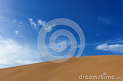 Detail of a sand dune against a blue sky at the Echoing Sand Mountain near the city of Dunhuang, in the Gansu Province Stock Photo