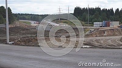 Detour el camino al lado de la construcción de la arena Mudanza encendido del camino Trabajos de la arena Detour el camino al lado de la construcción de la arena Mudanza encendido del camino Trabajos de la arena