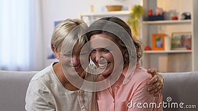 Deux amis féminins riant sur le divan, bavardage et ayant l'amusement ensemble, lent-MOIS banque de vidéos Deux amis féminins riant sur le divan, bavardage et ayant l'amusement ensemble, lent-MOIS banque de vidéos