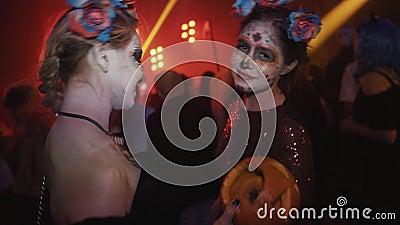 Deux filles avec la danse de peinture de visage de muerte de Santa à la boîte de nuit Halloween font la fête clips vidéos Deux filles avec la danse de peinture de visage de muerte de Santa à la boîte de nuit Halloween font la fête clips vidéos