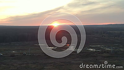Deux voitures sur la route de terre le long du champ d'automne à la campagne le soir au coucher du soleil paysage Vue aérienne su clips vidéos Deux voitures sur la route de terre le long du champ d'automne à la campagne le soir au coucher du soleil paysage Vue aérienne su clips vidéos