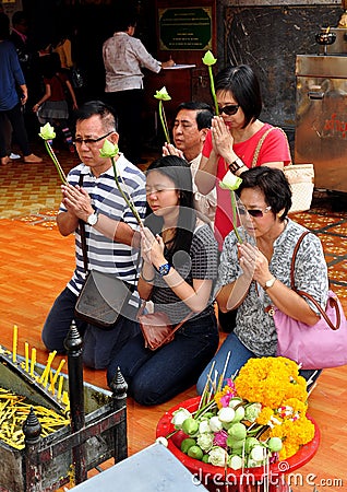 Chiang Mai, TH: Thais Praying at Wat Doi Suthep Editorial Stock Photo