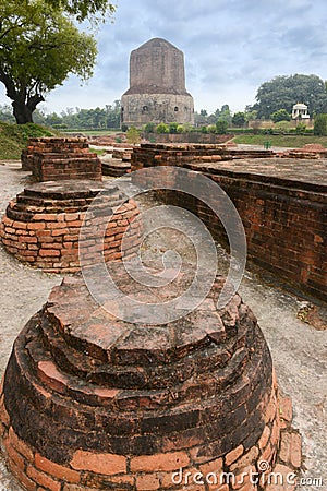 Buddhist Dhamek stupa in Sarnath, near Varanasi, India Stock Photo