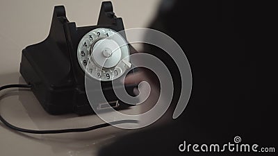 Dial de la mujer joven en el teléfono rotatorio viejo Dial de la mujer joven en el teléfono rotatorio viejo