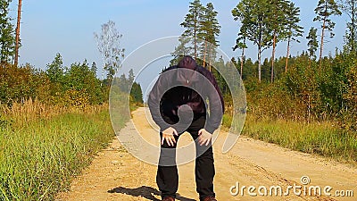 Dicker Mann, der entlang den Waldweg läuft Dicker Mann, der entlang den Waldweg läuft