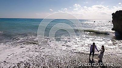 Die Braut und der Bräutigam gehen auf den Strand stock footage Die Braut und der Bräutigam gehen auf den Strand stock footage