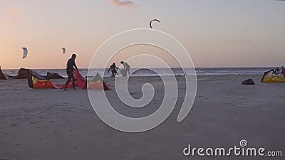 Die Drachen-surfenden Surfersegel auf dem Meereswogen spanien Tarifa Langsame Bewegung stock footage Die Drachen-surfenden Surfersegel auf dem Meereswogen spanien Tarifa Langsame Bewegung stock footage