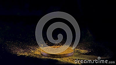 Die flauschigen Pinselspitzen des Künstlers in eine Schattenpalette verwandeln und in eine reiche Goldfarbe tauchen stock video Die flauschigen Pinselspitzen des Künstlers in eine Schattenpalette verwandeln und in eine reiche Goldfarbe tauchen stock video