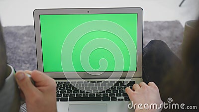 Die junge Familie zusammen lieben Schöne junge Paare Liebendes Verhältnis zu einander und Betrachten eines Laptops stock video Die junge Familie zusammen lieben Schöne junge Paare Liebendes Verhältnis zu einander und Betrachten eines Laptops stock video