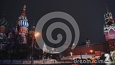 Die Kathedrale des Heilig-Basilikums, der Kreml-Uhr, der Kreml-Wand, Panorama, Nacht, keine Leute stock video Die Kathedrale des Heilig-Basilikums, der Kreml-Uhr, der Kreml-Wand, Panorama, Nacht, keine Leute stock video