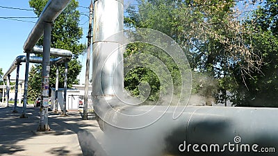 Disastro ecologico Influenza umana Fumo dai camini Inquinamento atmosferico dagli impianti industriali nella zona residenziale video d archivio Disastro ecologico Influenza umana Fumo dai camini Inquinamento atmosferico dagli impianti industriali nella zona residenziale video d archivio