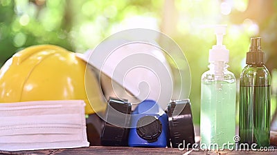Dispositif de protection de travail avec de l'alcool de gel et masque pour protéger covid19 et arrêter le virus de la manifestatio banque de vidéos Dispositif de protection de travail avec de l'alcool de gel et masque pour protéger covid19 et arrêter le virus de la manifestatio banque de vidéos